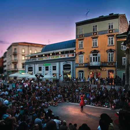 Cozy In With Wifi Apartmán Pula