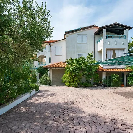 Апартаменты Cozy Apartment In Pula With Wifi