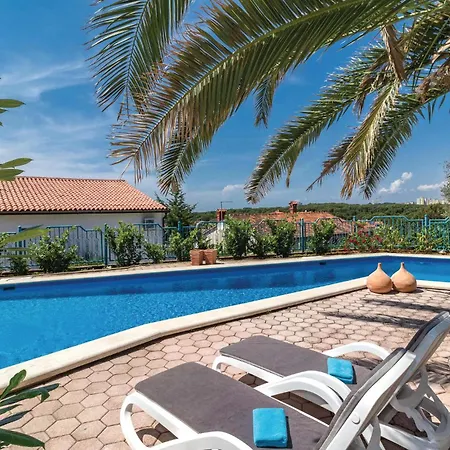 Cozy Apartment In Pula With Wifi Pula