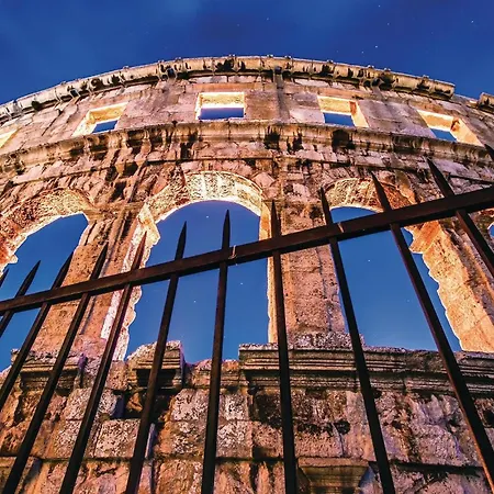 Stunning In With Wifi Appartement Pula